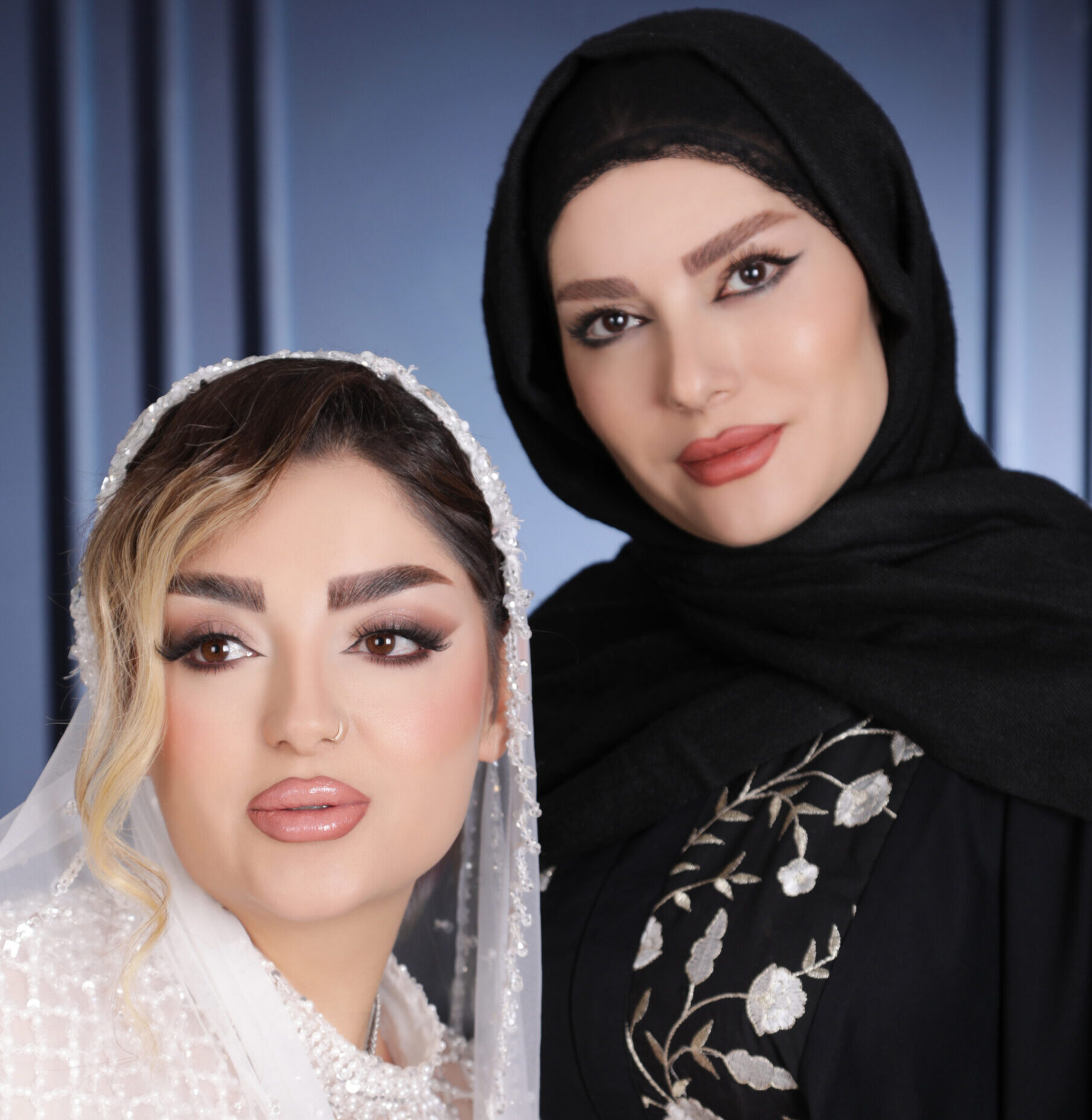 میکاپ آرتیست حرفه ای برای تفاوت آرایش روزانه و آرایش حرفه‌ای سالن زیبایی