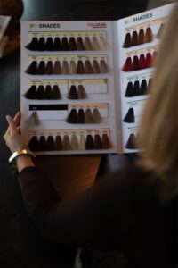 انتخاب رنگ موی مناسب با چهره در سالن زیبایی در کرج