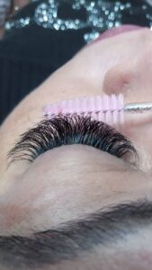 شانه زدن مژه در مراقبت های بعد اکستنشن مژه در کرج