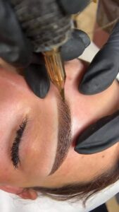 فیبروز ابرو با طراحی طبیعی و قرینه در کرج