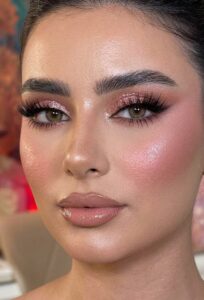 تفاوت آرایش روز و شب روی یک چهره زنانه